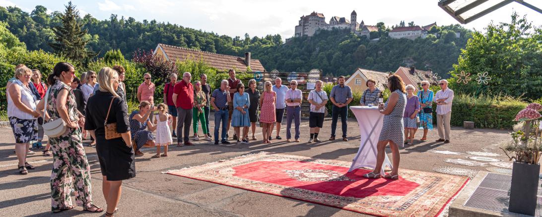 Das Bild zeigt die Eröffnungsrede des Harburger Kunstsommers.
