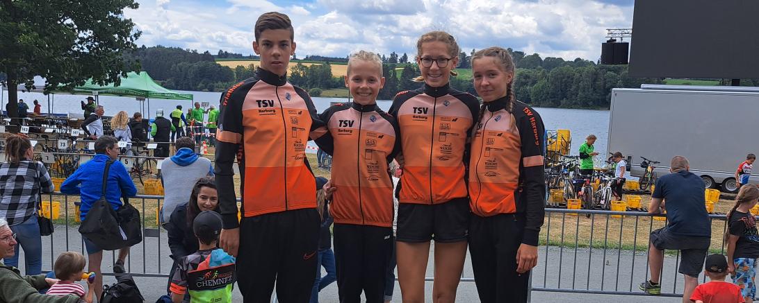 Das Bild zeigt die erfolgreichen Nachwuchstriathleten (von links) Luca Schreitmüller, Joel Westphal, Giulia Göttler und Chiara Göttler.