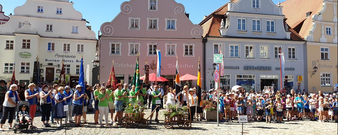 Das Bild zeigt den Wemdinger Marktplatz
