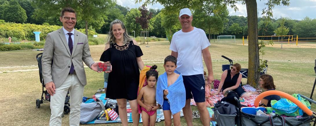 Familie Friganovic freut sich über einen Gutschein für eine Familien-Jahreskarte für das Nördlinger Freibad (v.l. Oberbürgermeister David Wittner, Familie Friganovic und Martin Gruber, Betriebsleiter Bäder). 