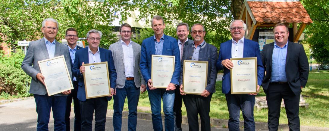 Das Bild zeigt die neuen Ehrenmitglieder der Bauinnung Nordschwaben.