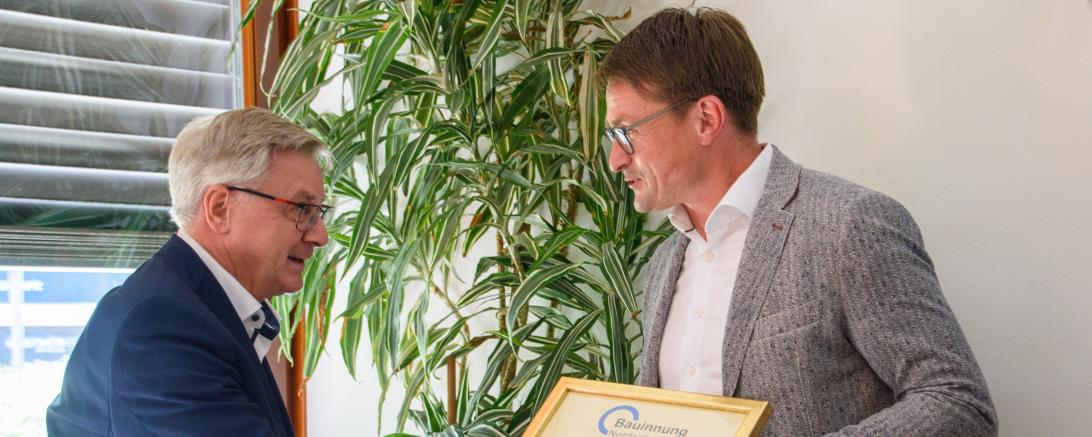 Das Bild zeigt die Amtsübergabe.