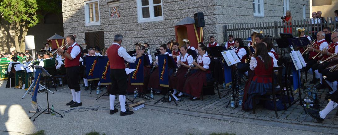 Musikverein Maihingen bei Serenade auf der Harburg. 