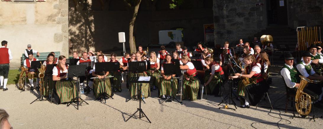 Musikkapelle Tapfheim bei der Serenade auf der Harburg. 