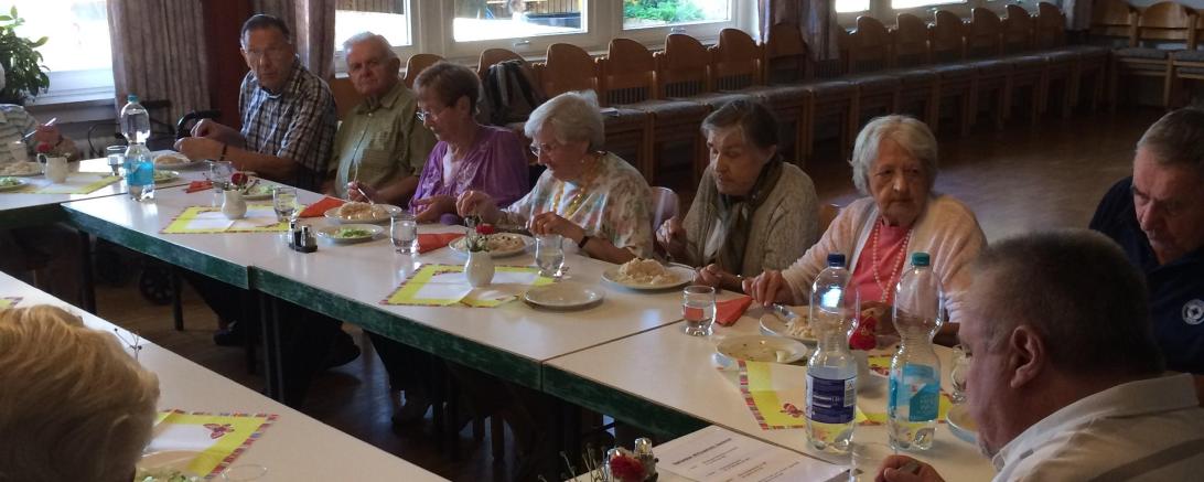 Zu sehen sind mehrere Senioren beim Mittagessen. 