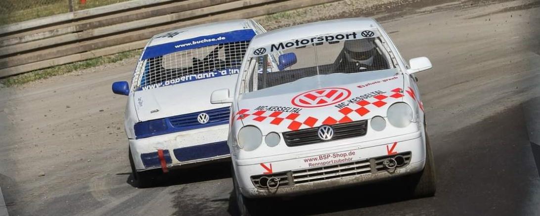 Auf dem Foto zu sehen ist in Führung liegend der Unterglauheimer Dominic Schön in der Klasse 1A Junioren Serientourenwagen .