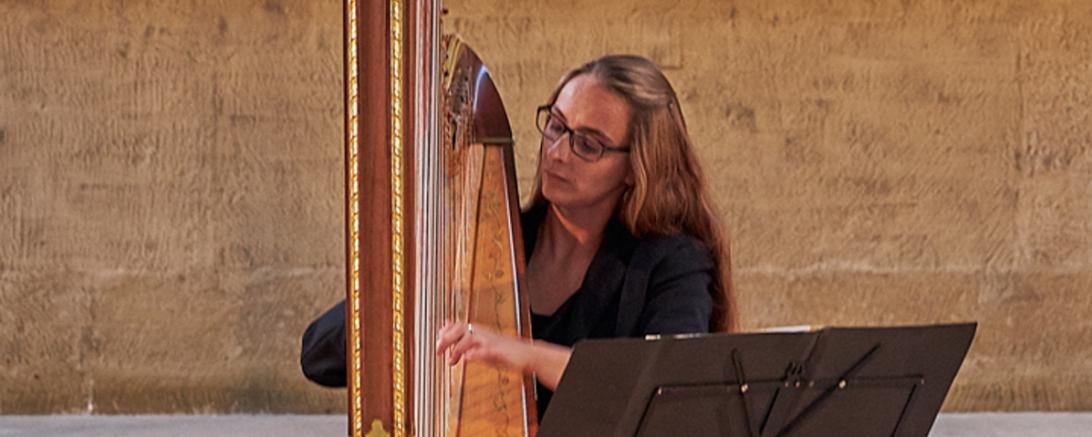 Zu sehen ist Feodora Johanna Mandel mit ihrer Harfe. 