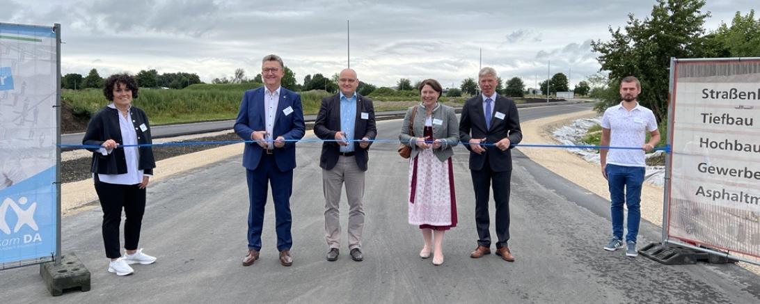 Das Bild zeigt von links: Marika Schimmer (Geda Belegschaft), Geschäftsführer Johann Sailer, Bürgermeister Martin Paninka, die Stellvertretende Landrätin Claudia Marb, Bürgermeister Veit Meggle und Manuel Munninger (Geda Belegschaft)