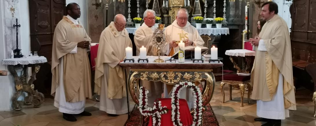 Zu sehen sind P. Valentine Dimude, Msgr. Josef Hosp, Diakon Gerhard Hindelang, Jubilar Pfr. i.R. Karl Mayr, Pfr. Markus Lidel. 
