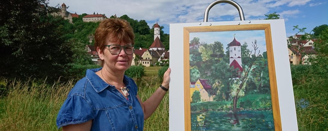 Doris Seiler mit Kunstwerk.