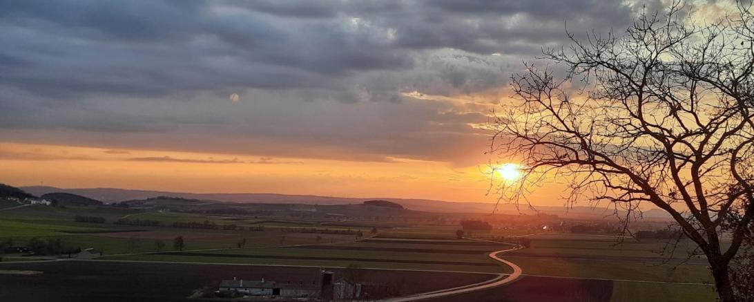 Sonnenuntergang auf dem Lehmberg mit Blick ins westliche Ries. 