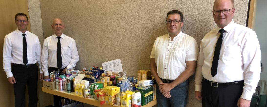 Übergabe der Spenden der NAK an Caritas. 