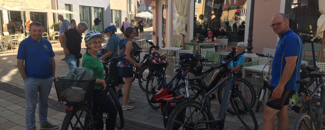 Zu sehen sind einige Fahrradfahrer mit ihren Fahrrädern. 