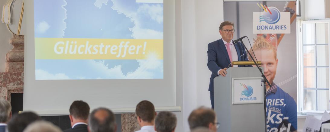 Landrat Stefan Rößle bei der Eröffnung der Mitgliederversammlung. 