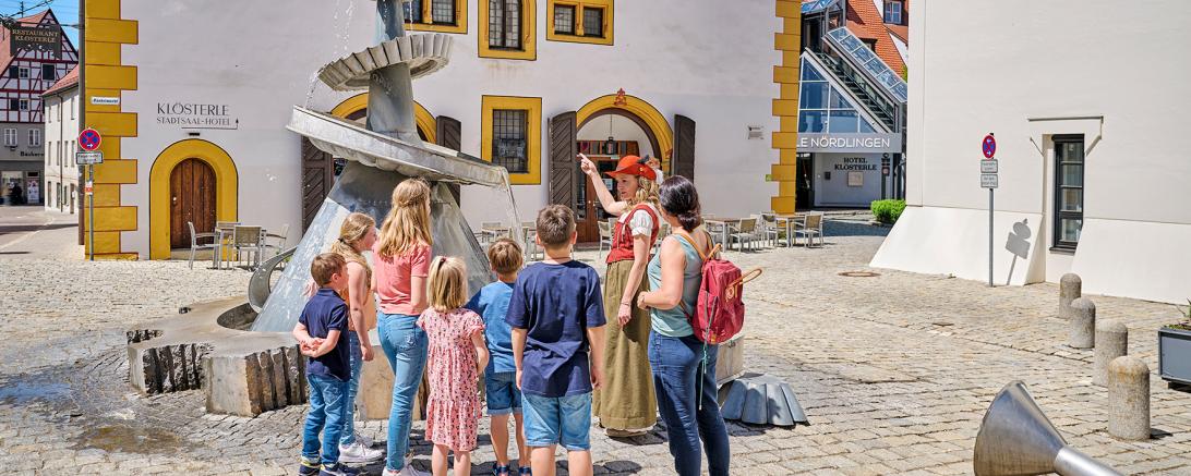Das Bild zeigt eine Gruppe von Menschen vor dem Nördlinger Klösterle bei einer Stadtführung.