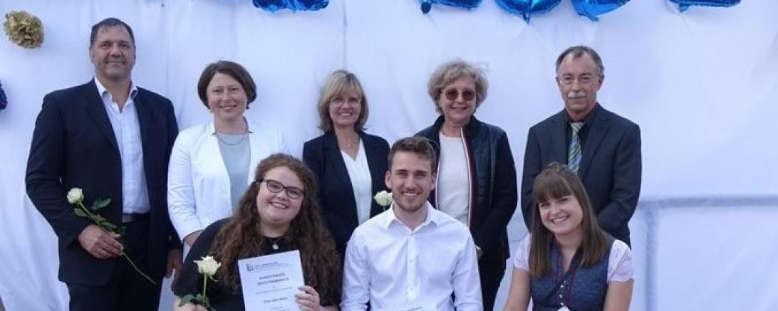 Das Bild zeigt die besten Absolventen der HLS.