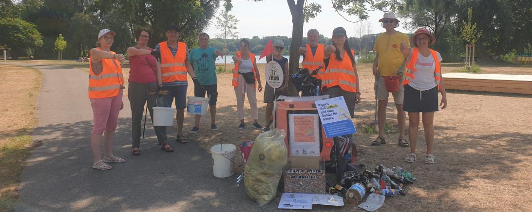 Die Plogging Gruppe am Riedlinger Baggersee. 