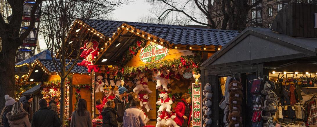 Das Bild zeigt einen Stand an einem Weihnachtsmarkt
