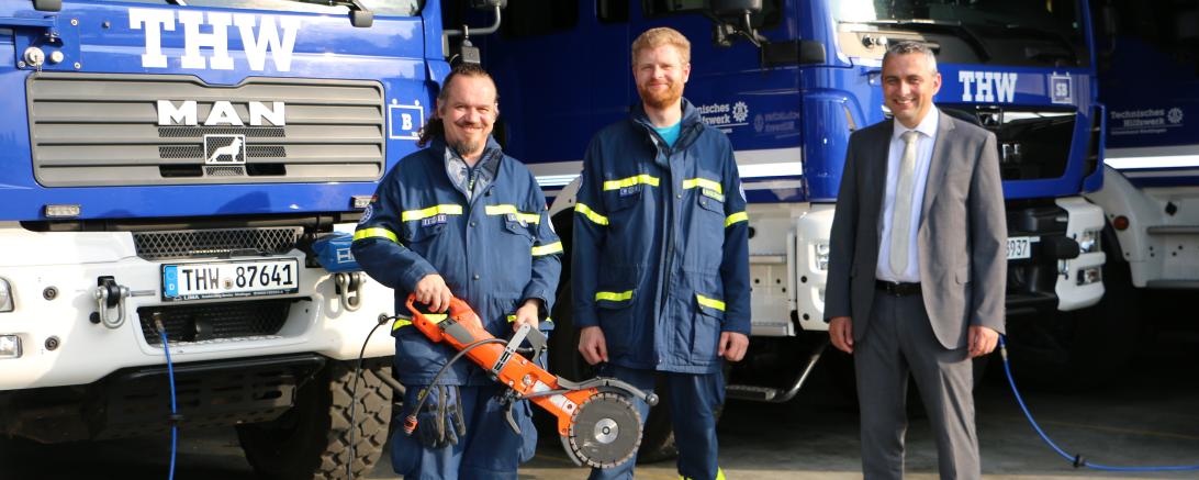 DAs Bild zeigt Christoph Kesper (1. Vorstand THW Nördlingen), Andreas Mailänder (Zugführer und Chef der Einsatzgruppe) und Bernd Mielich (RVB Ries) mit dem neuen Trennschleifer, der mit einer Crowdfunding-Aktion finanziert werden konnte. 