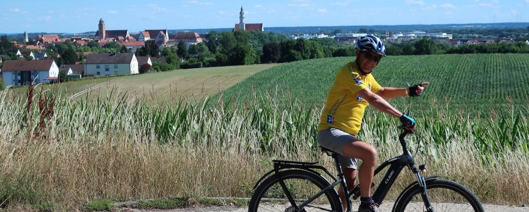 Das Bild zeigt den Führer der Radrundtour, Günther Gierak.