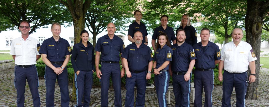 Das Bild zeigt die Teilnehmer am Gebäudereiniger-Lehrgang.