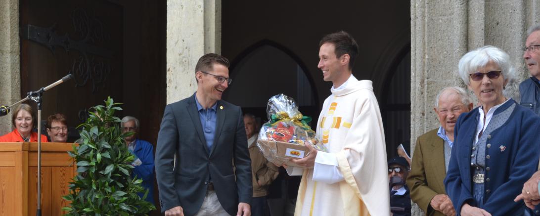 Das Bild zeigt Neupriester Roland Wiechle und OB David Wittner.