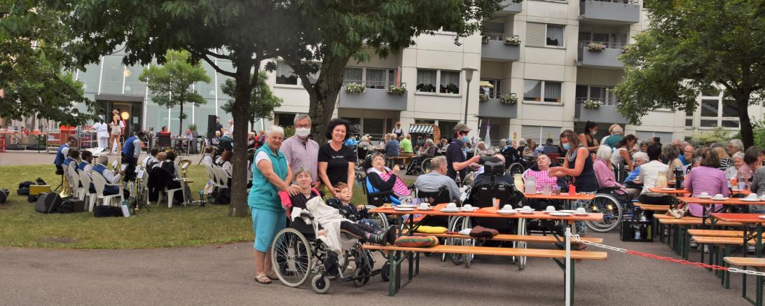 Raisa Tiurina und ihre 42 jährige Tochter Maryna, Einrichtungsleiter Wohnen Oberbayern Martin Hertle und Nadiia Pavliukovska mit Enkel Ivan.