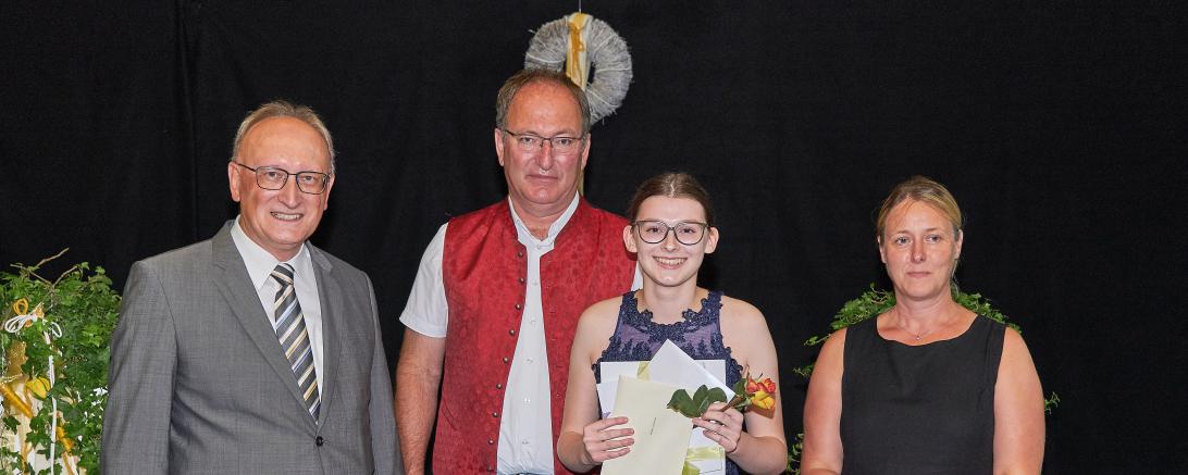 Auf dem Bild zu sehen (von links): Schulleiter Gerhard Härpfer, Marxheims Bürgermeister Alois Schiegg, Jahrgangsbeste Katharina Häckel und Klassenleiterin Susanne Speer.