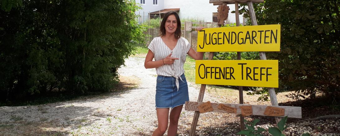 Das Bild zeigt Jugendsozialarbeiterin Nina Thorwart im Jugendgarten vor dem Löpsinger Tor.