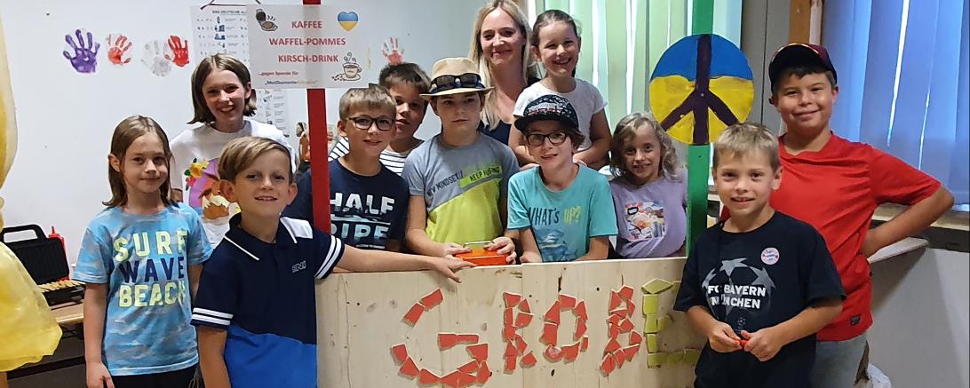 Das Bild zeigt das selbst gebaute Café der Hortkinder.