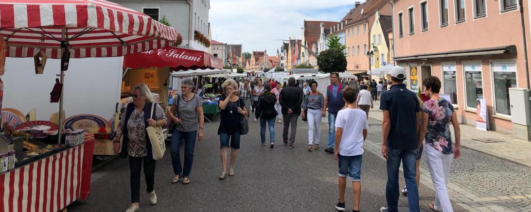 Das Bild zeigt den Markt in der Rainer Hauptstraße. 