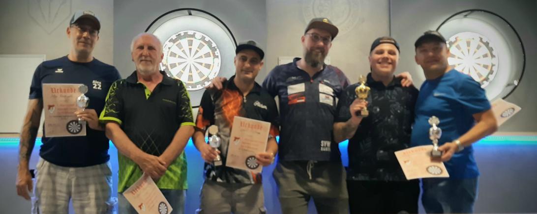 Das Bild zeigt Teilnehmer des Dart-Turniers.