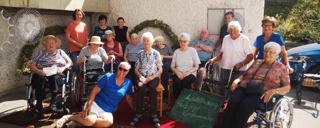 Am Montag, 25.7.22, waren Bewohner*innen der Diakonie Harburg zu Besuch bei der Kunstausstellung in der ehemaligen Post. 