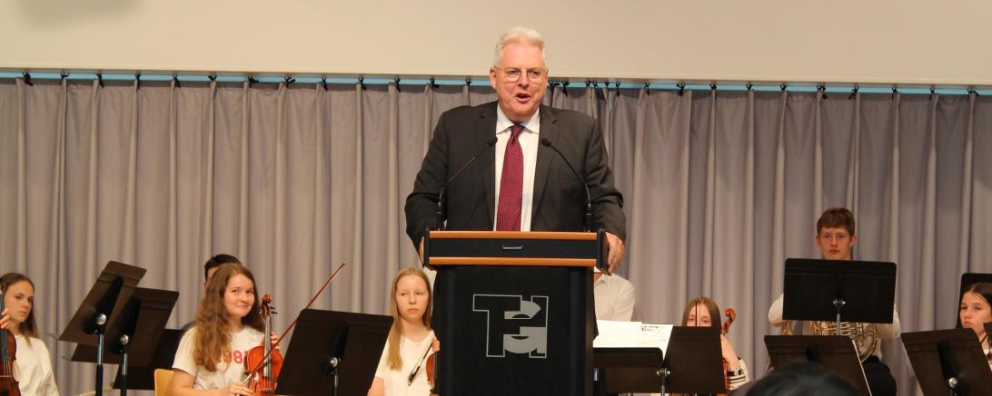 Das Bild zeigt den Festakt anlässlich der Einweihung des THG in Nördlingen. 