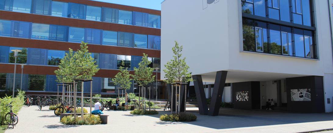 Das Bild zeigt den Festakt anlässlich der Einweihung des THG in Nördlingen. 