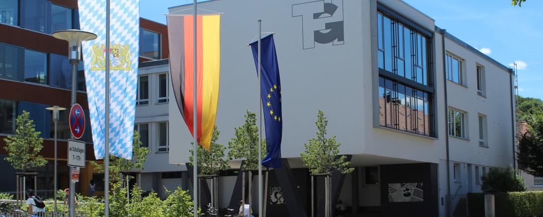 Das Bild zeigt den Festakt anlässlich der Einweihung des THG in Nördlingen. 