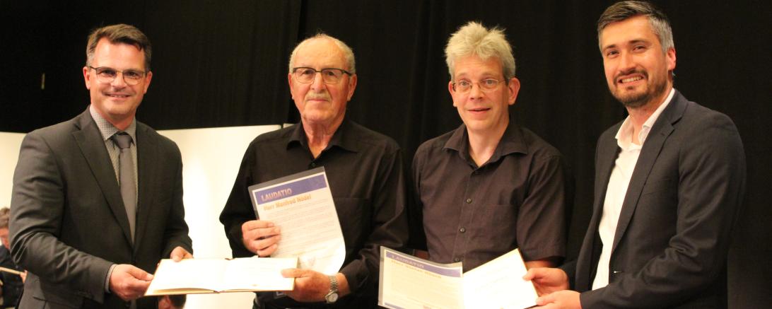 Oberbürgermeister Jürgen Sorré (li.) und Sportreferent Jonathan Schädle (re.) händigen Ehrenbriefe für Verdienste im Sport an Manfred Nödel (2. v. li.) und Stefan Rösch (2. v. re.) aus. 