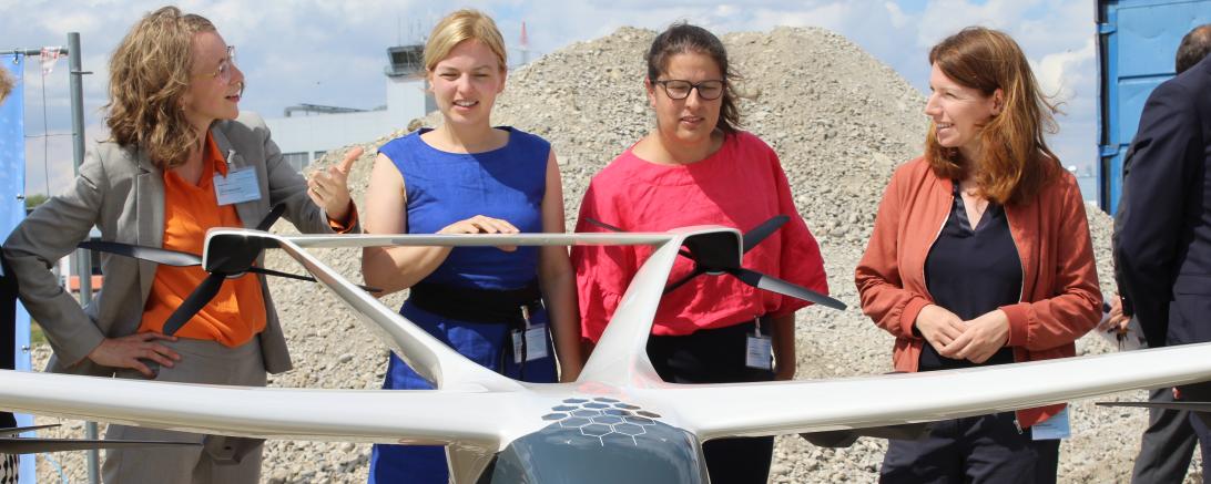 Die Grünenpolitikerinnen Eva Lettenbauer, Katharina Schulze, Stephanie Schuhknecht und Anna Christmann mit einem Modell eines Flugtaxis 