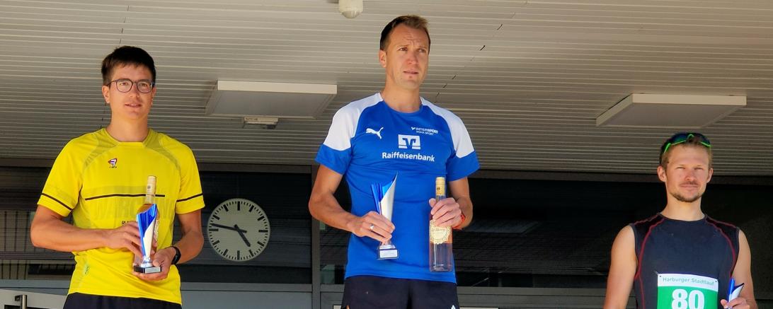 Das Bild zeigt die Gewinner des 5,3 Kilometer-Rennens.