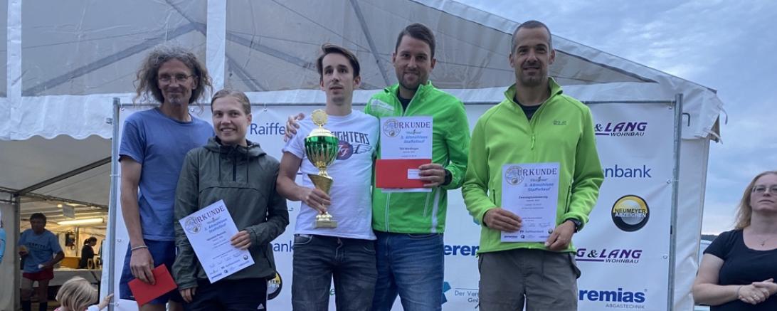 Das Bild zeigt die Sieger des Staffellaufes.