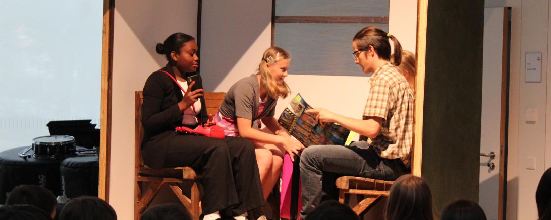 Im Zugabteil treffen Emilia (2. von links, Ninivee Weichenmeier) und die Diebin Frau Grundeis (links, Trisha Fanga Ngaha) aufeinander.