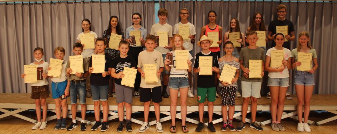 Das Bild zeigt die geehrten Schüler*innen. 