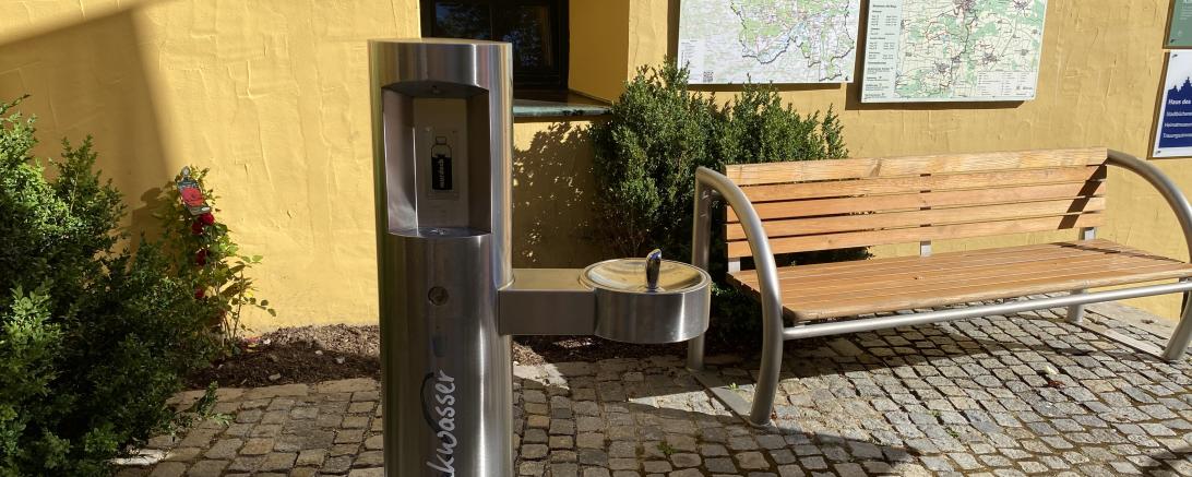 Das Bild zeigt einen der neuen Trinkbrunnen in der Wemdinger Altstadt.