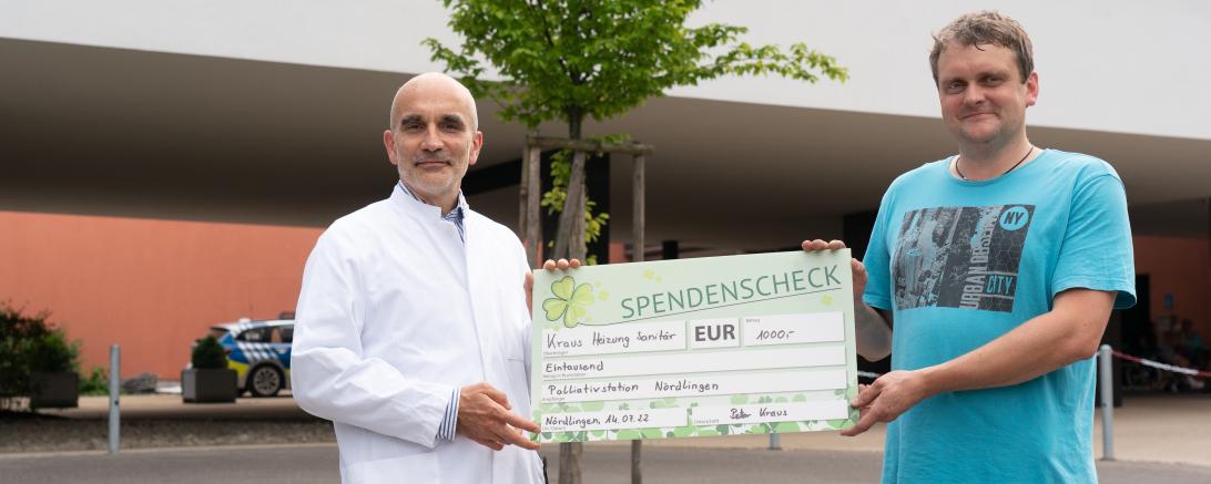 Das Bild zeigt Dr. Schmitt und Peter Kraus.