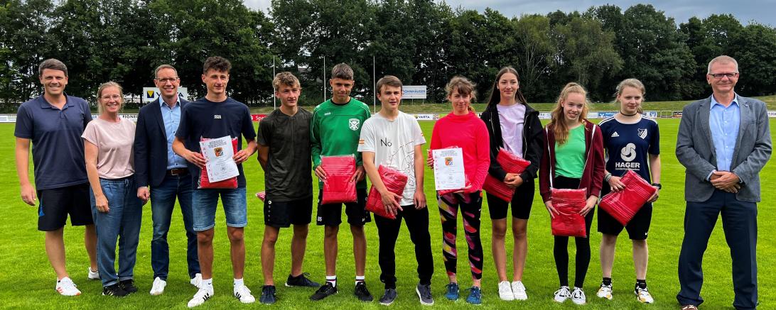 Das Bild zeigt die Sieger der Staffelläufe