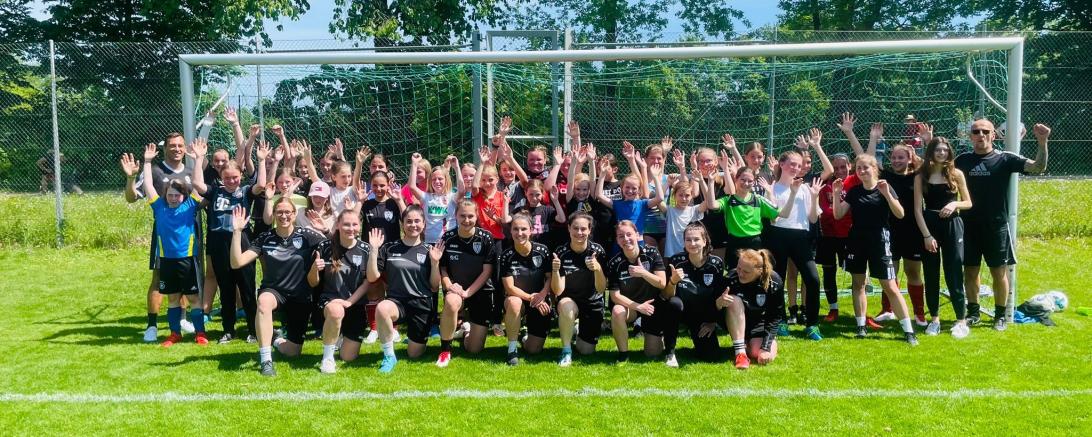 Das Bild zeigt die Mädchen- und Frauenfußballmannschaft des TSV Nördlingen.