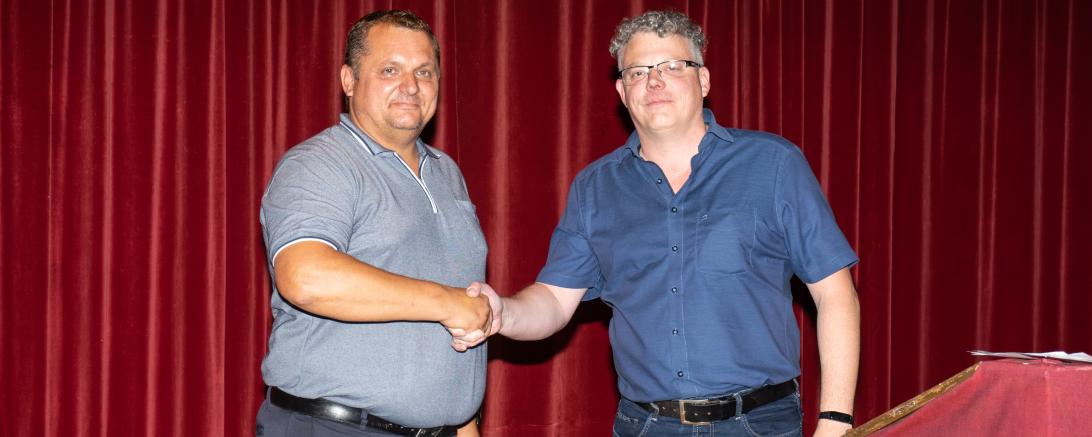 Versammlungsleiter Oliver Stutzky (rechts) gratuliert Marcus Späth zur einstimmigen Nominierung.