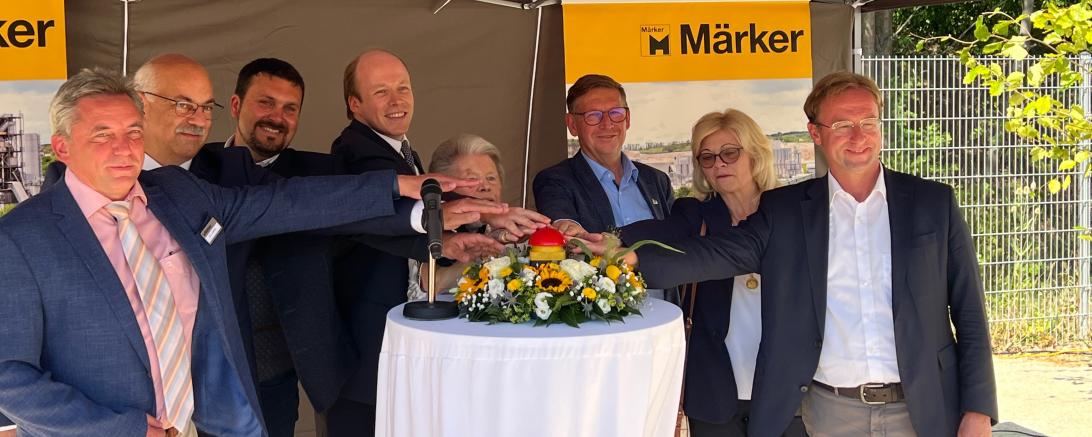 Das Bild zeigt (von links) Hans-Jürgen Leitner (Leiter des Bereichs Umweltschutz bei Märker Zement GmbH), Reinhold Ackermann (Geschäftsführer der Märker Kalk GmbH), Christoph Schmidt (Bürgermeister Harburg), Maximilian Graf Pückler-Märker (Geschäftsführer Märker-Gruppe), Ellen Märker, Landrat Stefan Rößle, Gerlinde Geiß (Geschäftsführerin Märker-Gruppe) und CSU-Landtagsabgeordneter Wolfgang Fackler.
