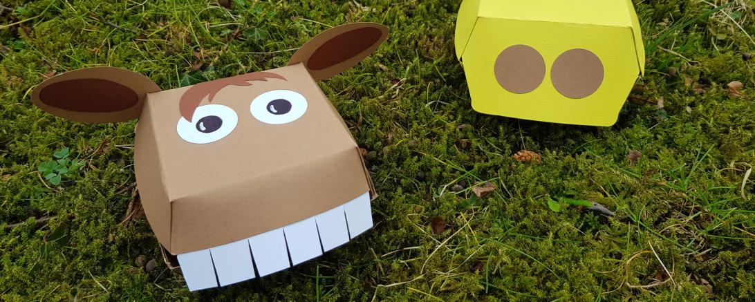 Das Bild zeigt zwei Tiermasken.