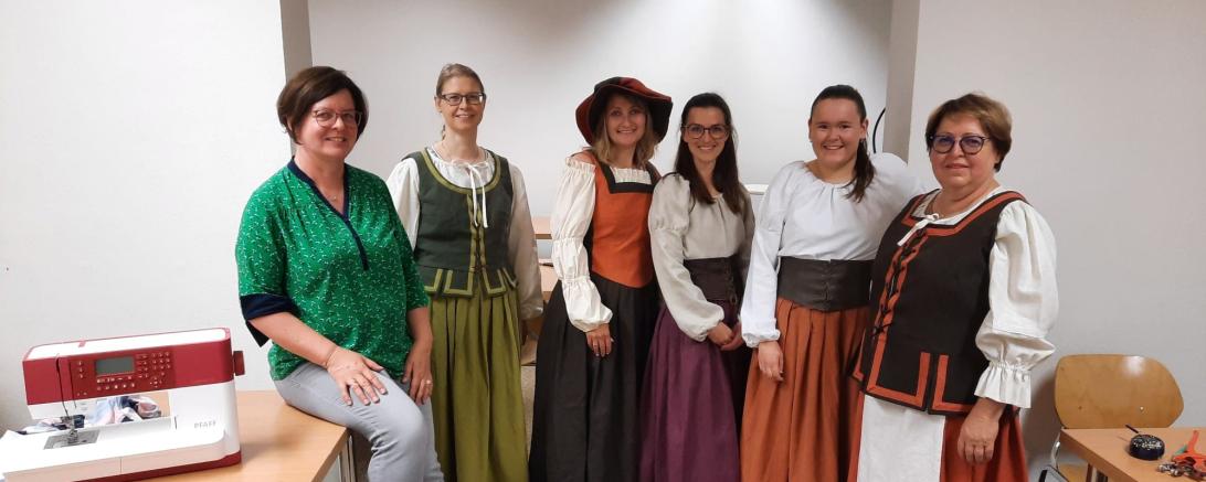 Das Bild zeigt die Teilnehmer des Kurses "Historische Gewänder"